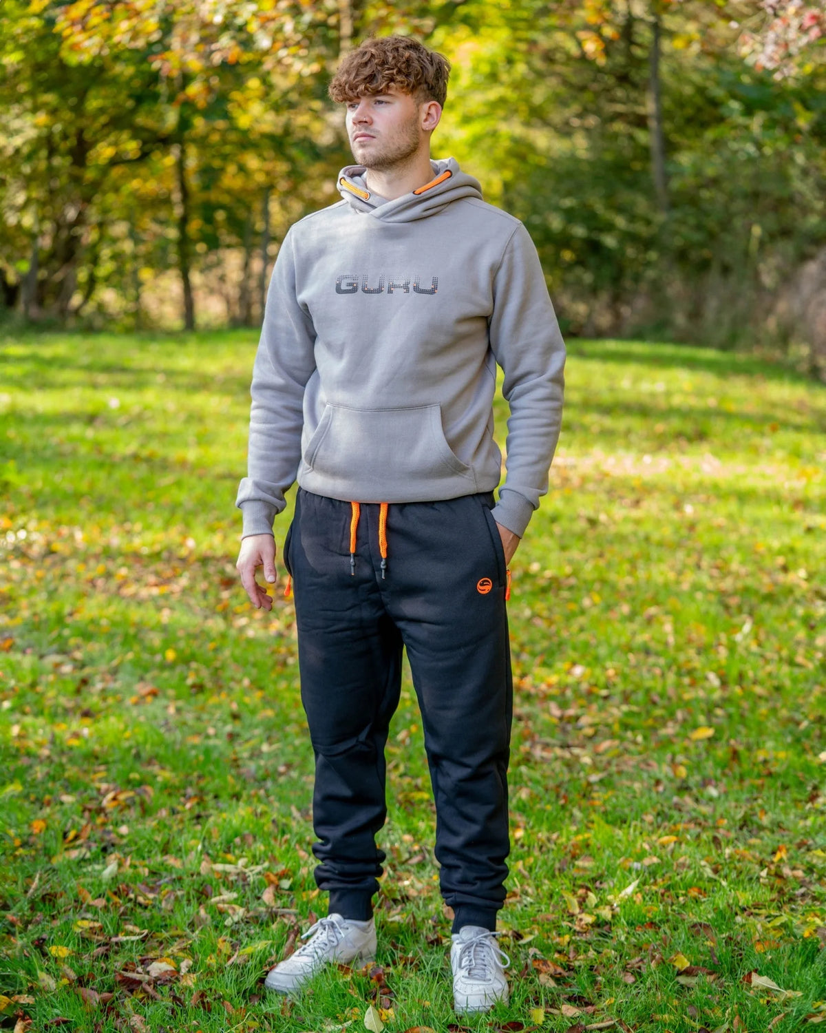 Guru Black Joggers – gedragen vooraanzicht met grijze hoodie