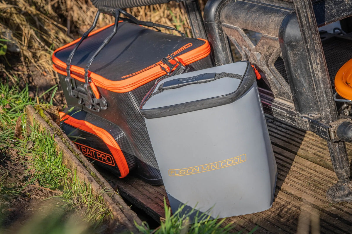 Guru Fusion Mini Cool Bag – koeltas bij een zitkist en overige bagage