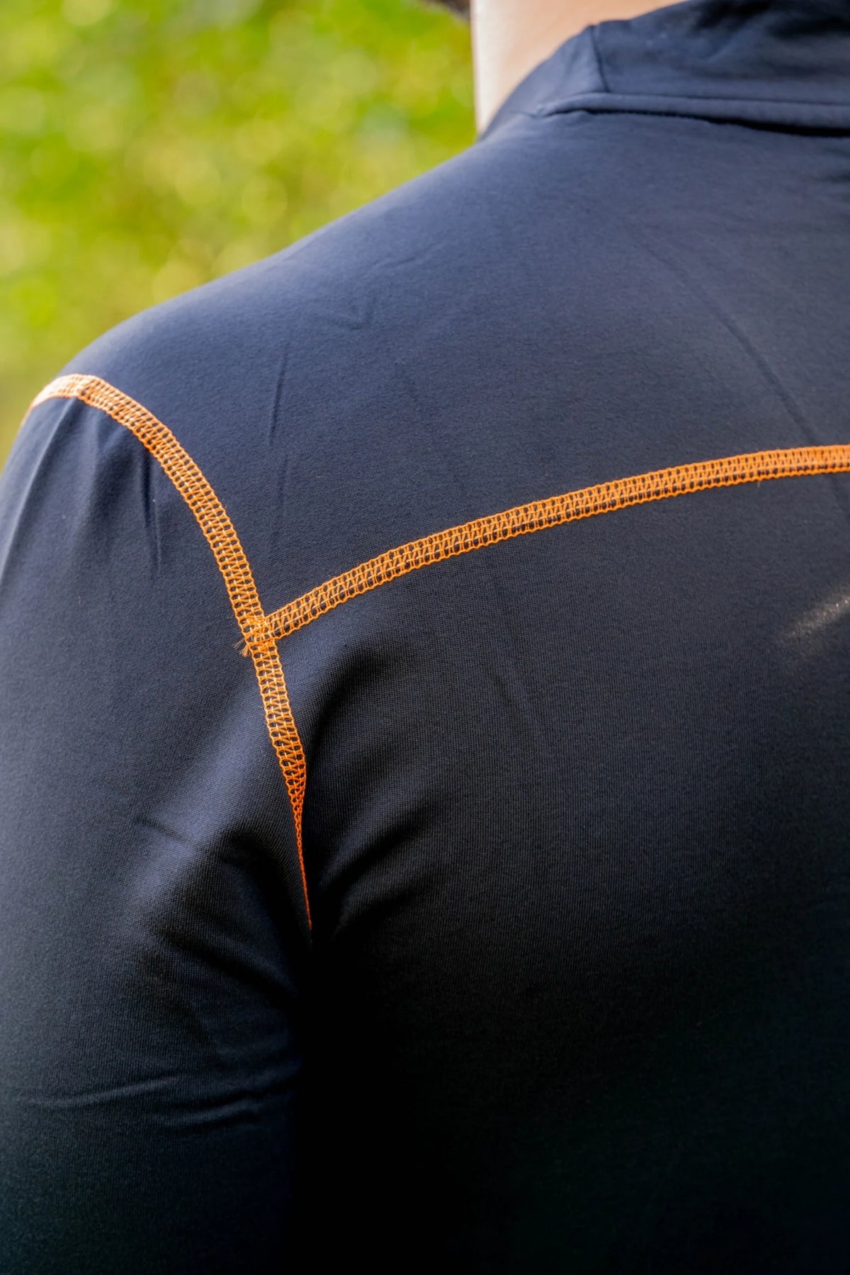 Guru Thermal LS Shirt Black, close-up van de oranje schouder- en rugnaad