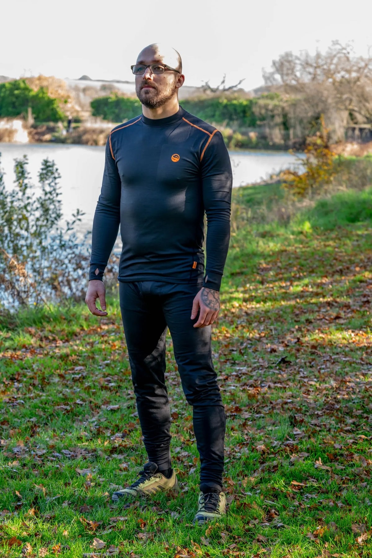 Guru Thermal Leggings Black, gedragen vooraanzicht aan de waterkant