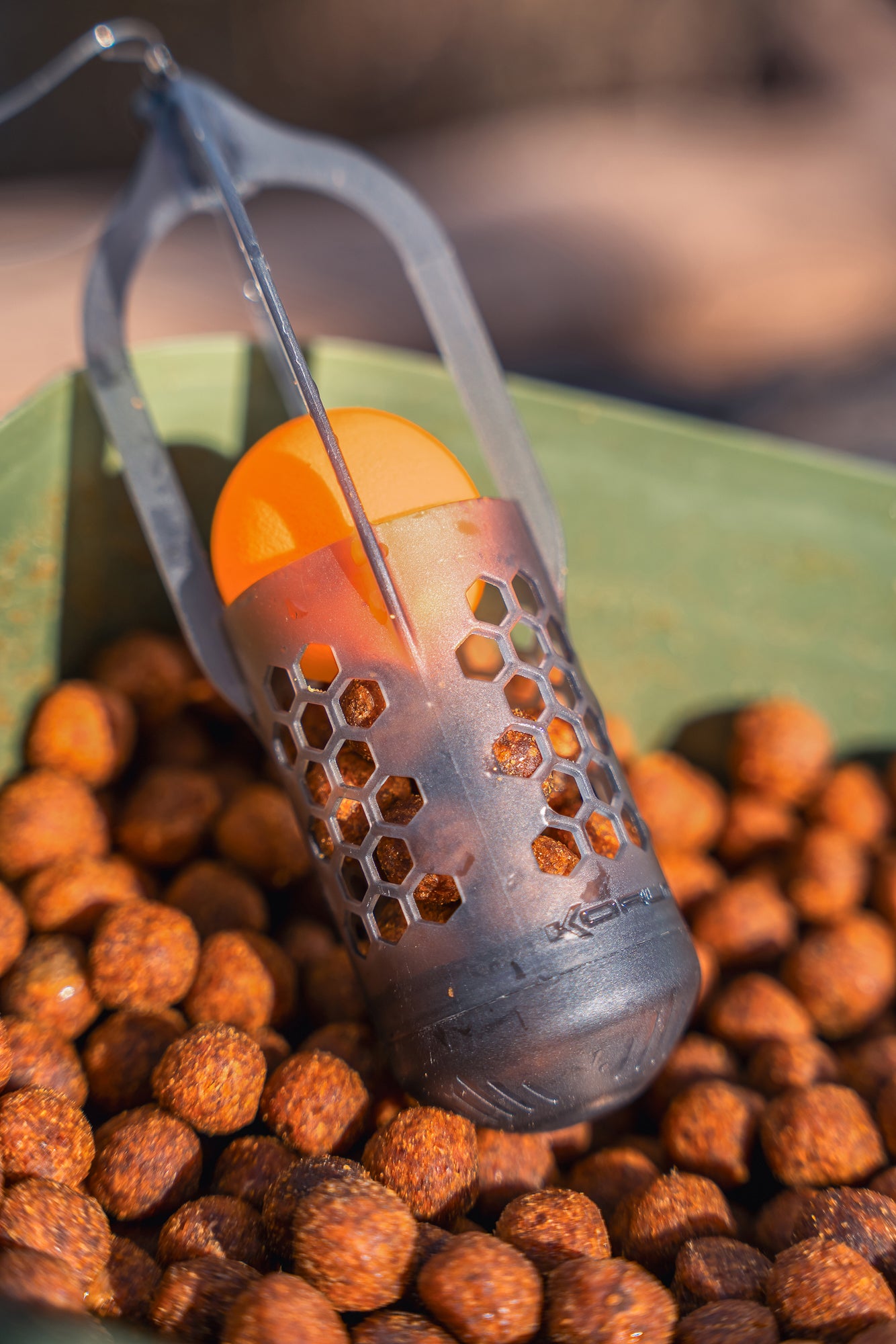 SURFACE FEEDER FLOAT