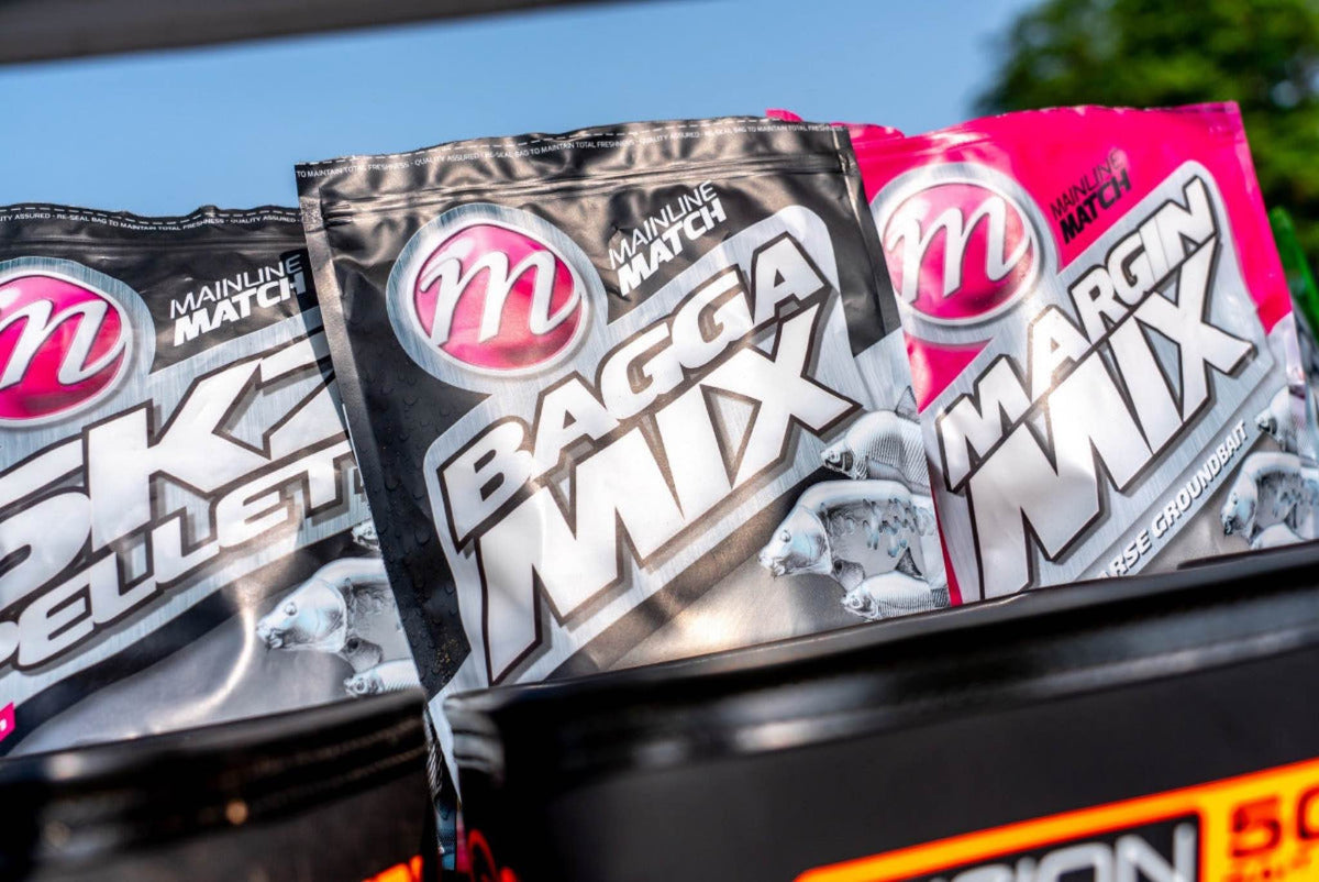 Mainline Bagga Mix Groundbait 1kg assortiment aan de waterkant