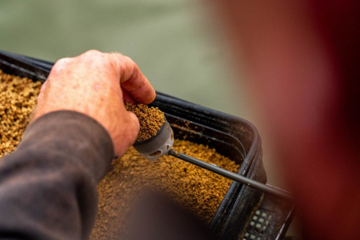 Mainline Bagga Mix Groundbait 1kg in methodfeeder