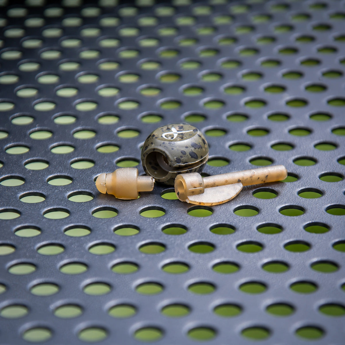 Matrix Inline Pellet Bomb gedemonteerd op voerplateau
