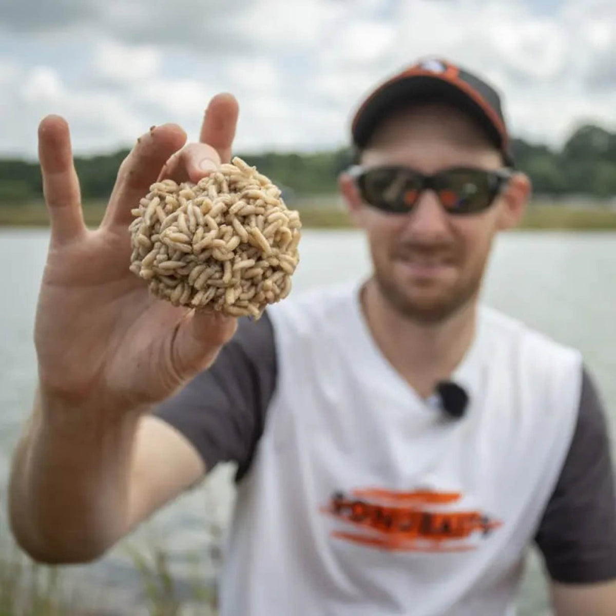 Sonubaits Maggot Glue 300g gebonden maden in gebruik