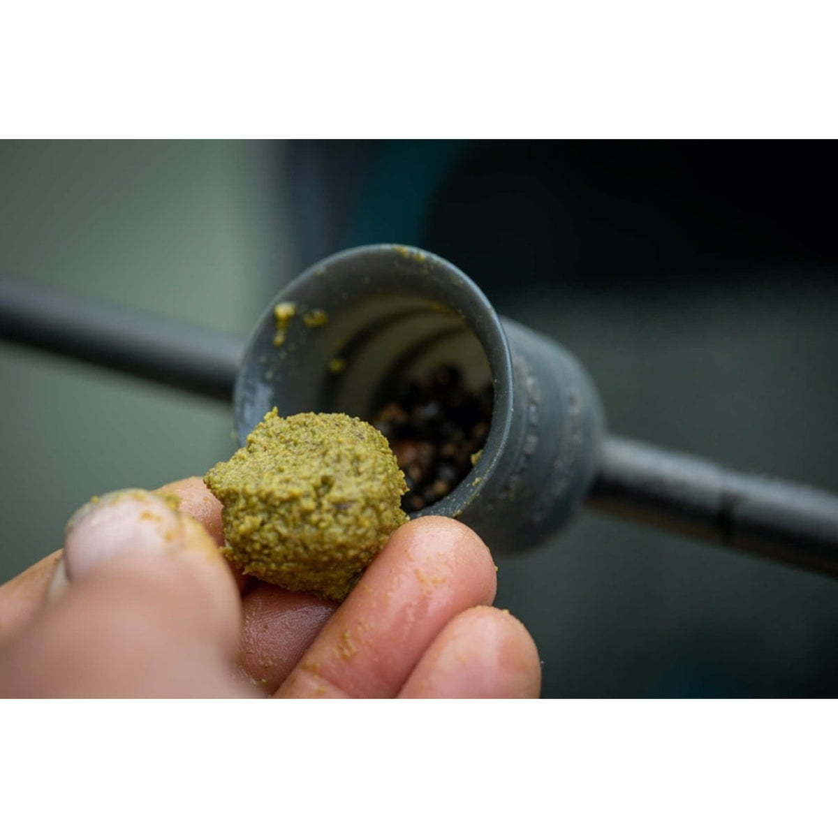 Sonubaits Pro Range Green Fishmeal voerbal bij methodfeeder