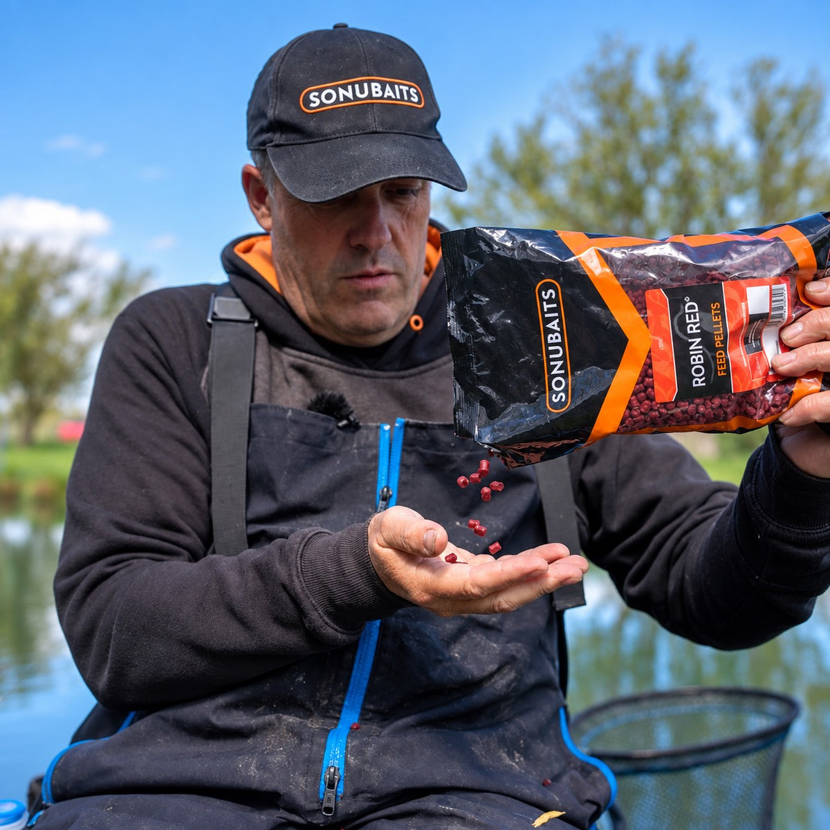 Sonubaits Robin Red Feed Pellets 900g – pellets in gebruik aan de waterkant