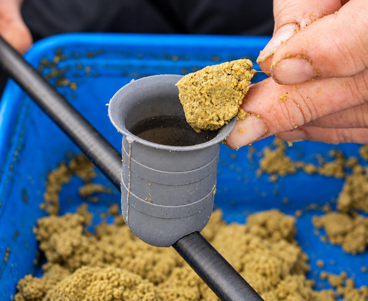 Sonubaits Stiki Paste 500g op een feeder cup