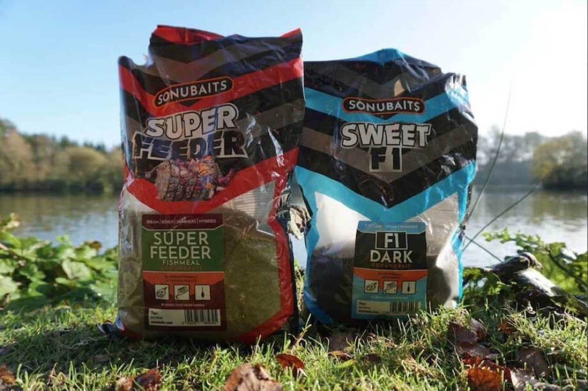 Sonubaits Super Feeder Fishmeal 2kg naast Sweet F1 Dark aan de waterkant