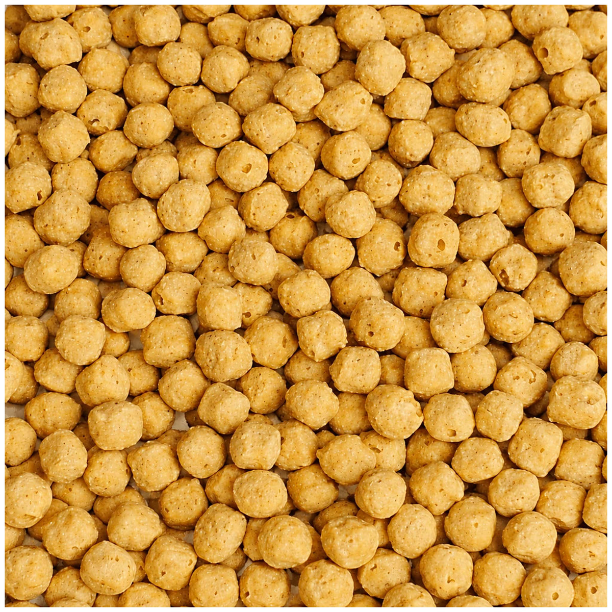 Macrobeeld van lichtgele korte ronde siervoerpellets met een fijne korrelstructuur en kleine poriën.