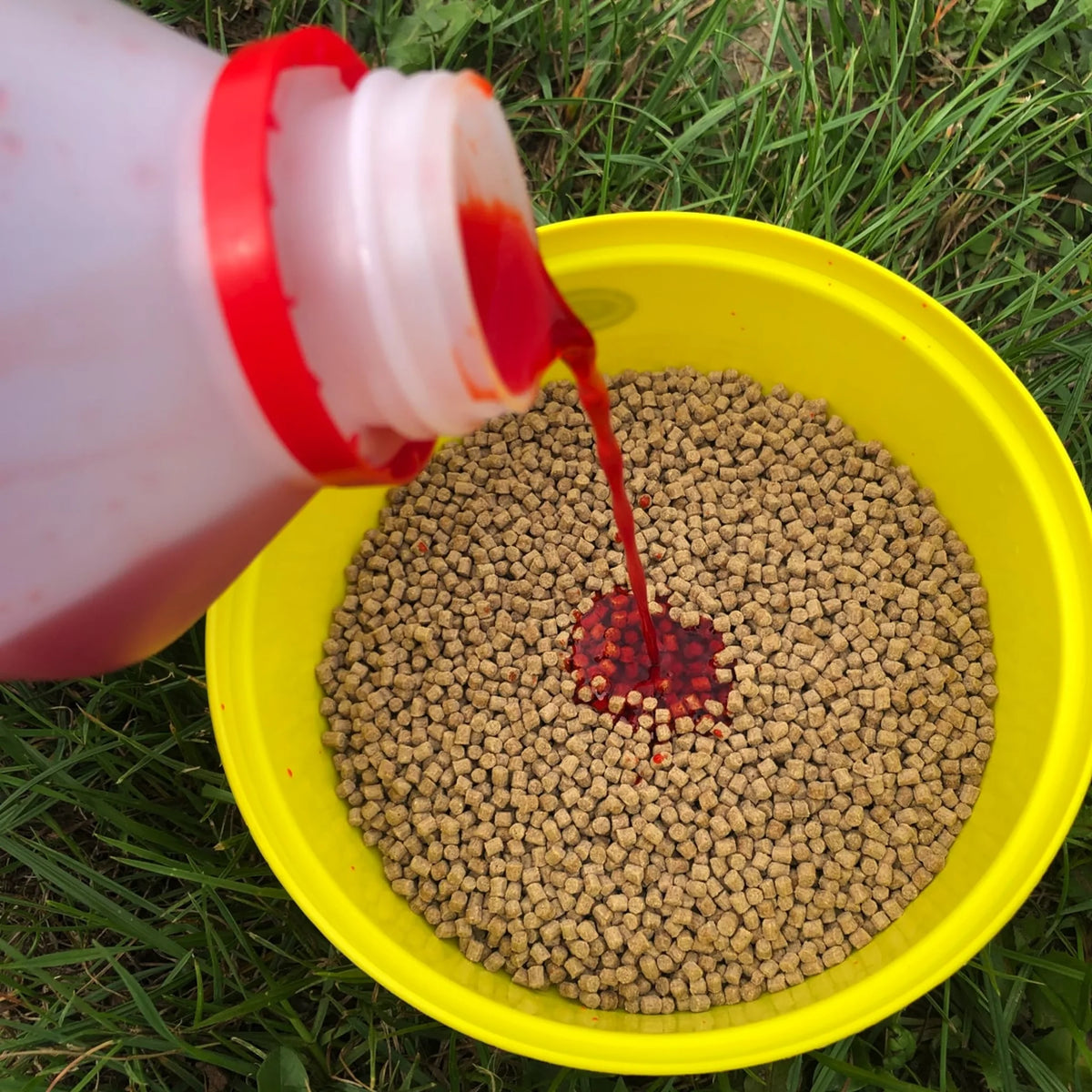 Captura Baits 4-in-1 Bait Booster over droge pellets gieten