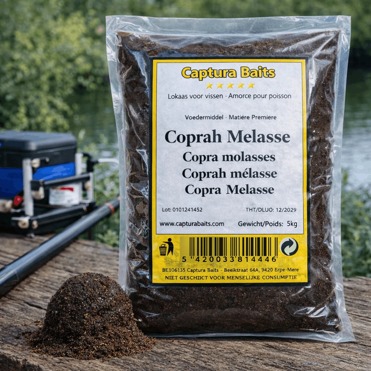 Captura Baits Copra Molasses in gebruik aan de waterkant