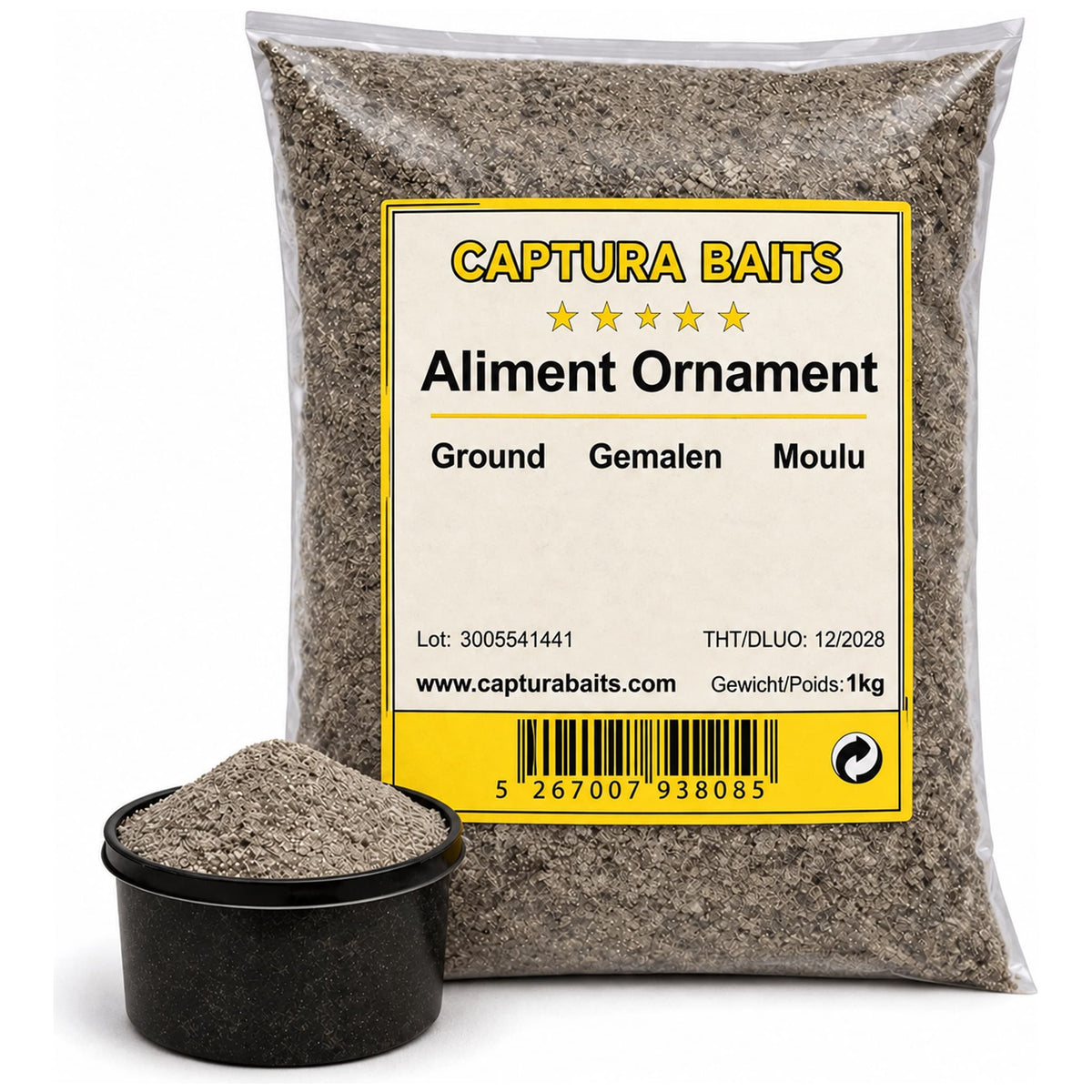Transparante zak Captura Baits Aliment Ornament 1kg met geel etiket en een zwart potje grijs gemalen voer ervoor.