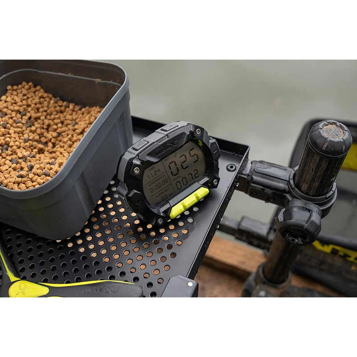Matrix Digital Clicker Pro naast aasbak op zitkistplateau