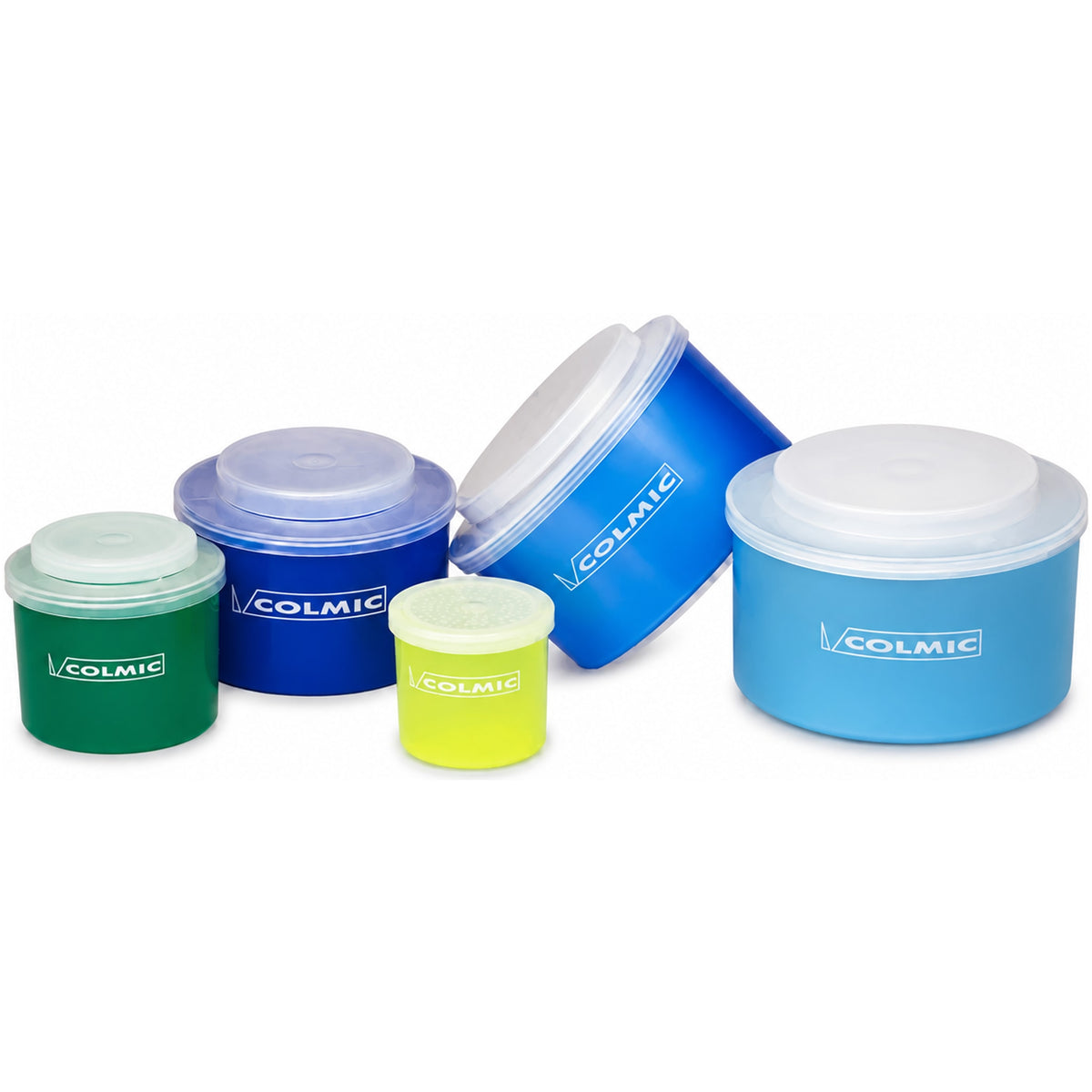 Vijf ronde Colmic-aasdozen met doorschijnende deksels in groen, donkerblauw, geel, blauw en lichtblauw, waarvan één schuin staat.