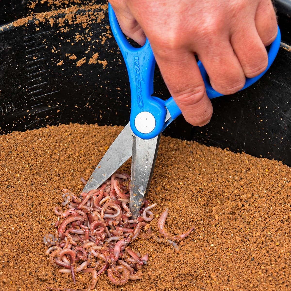 Cresta Double Blade Wormchopper knipt wormen in een voerbak