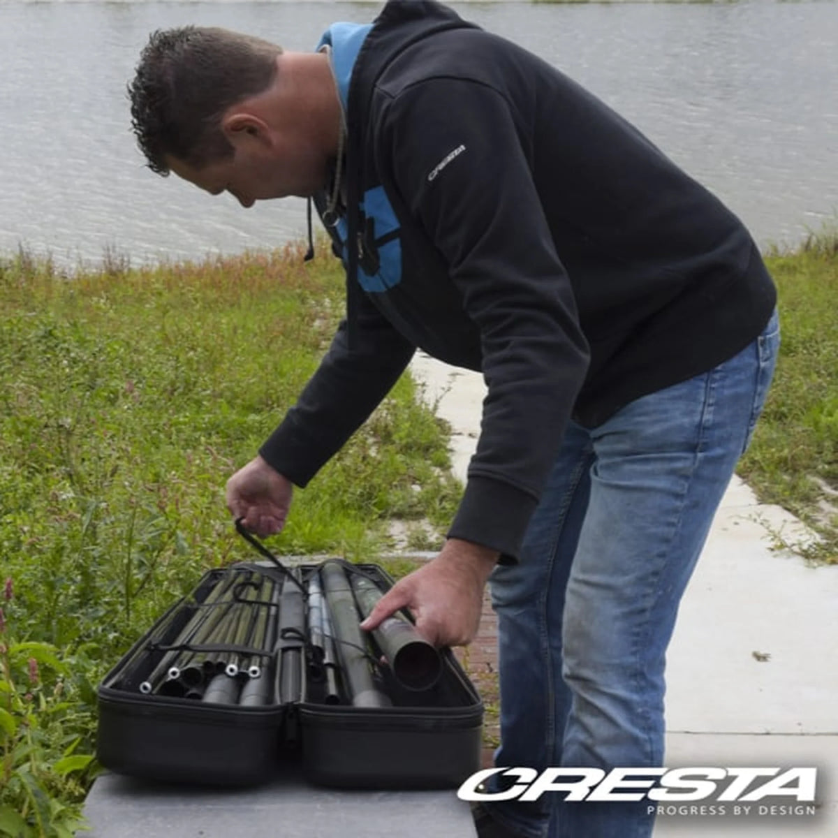 Geopende Cresta Identity Protect Case met vaste hengeldelen