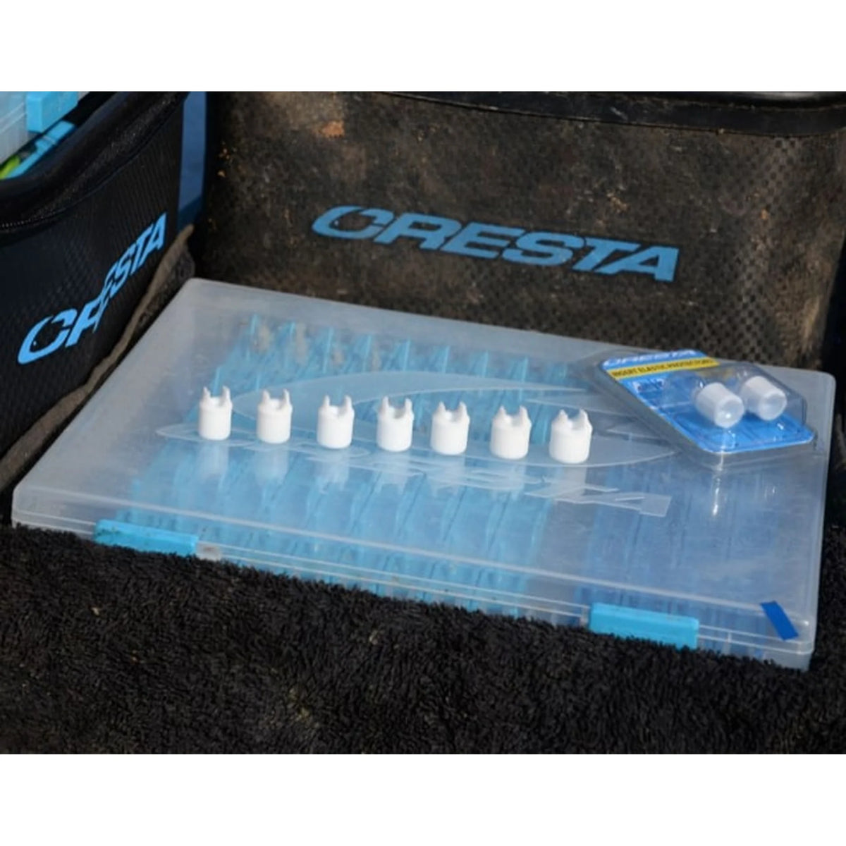 Cresta Insert Elastic Protectors in verschillende maten op een opbergdoos