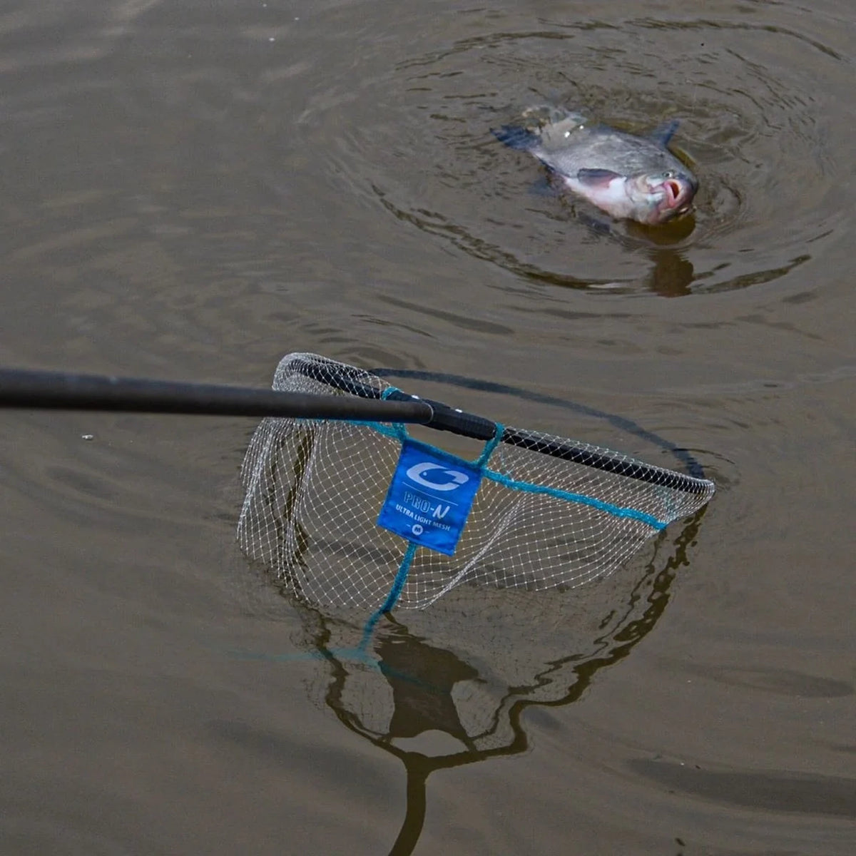 Cresta PRO-N Ultra Light Mesh schepnet in het water bij een brasem
