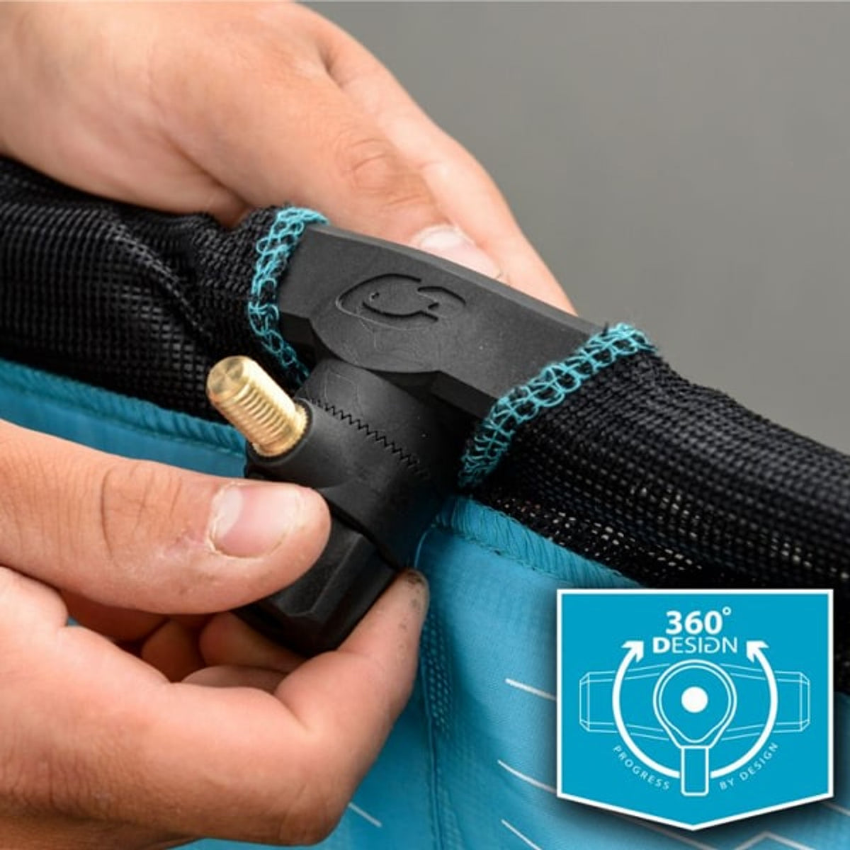 Cresta Soft Carp Margin Keepnet – de draaiknop op het zwarte bevestigingsblok plaatsen