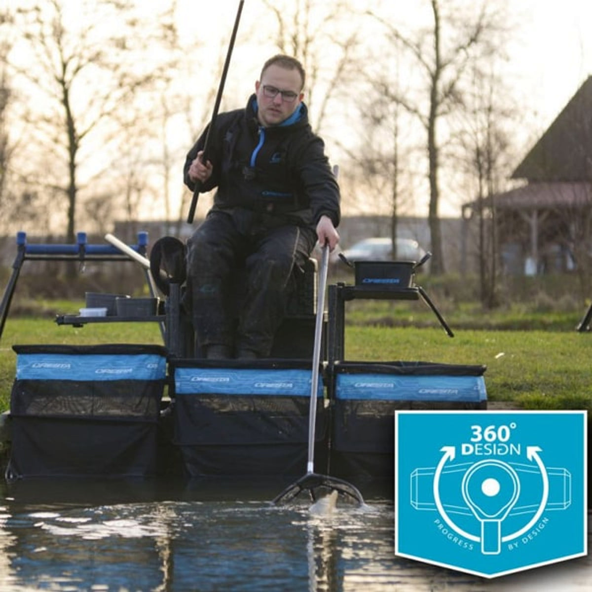 Cresta Soft Carp Margin Keepnet – visser op een zitkist met drie leefnetten in het water