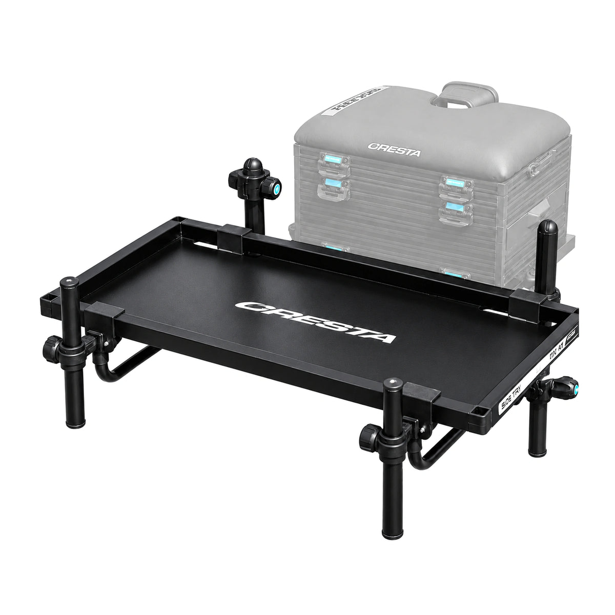 Cresta Solith Accessoires Side Tray – zwarte aastafel met vier bevestigingspunten en vervaagde zitkist op de achtergrond