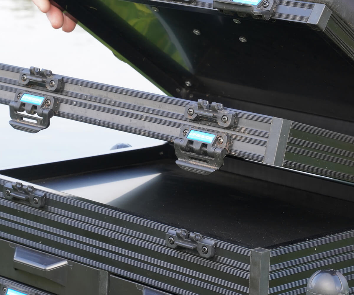 Cresta Solith C400 Pro Seatbox met geopend uitneembaar opbergcompartiment