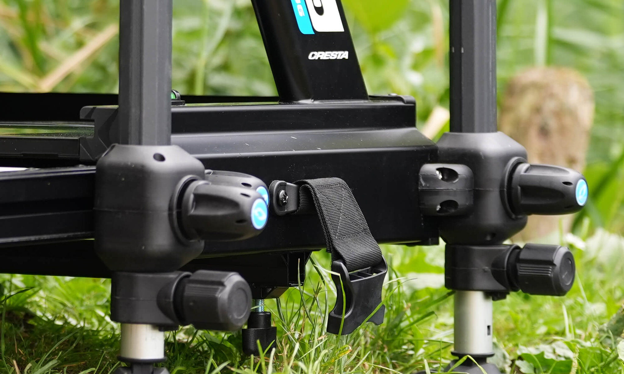 Cresta Solith C400 Pro Seatbox detail van de ergonomische vergrendelknoppen