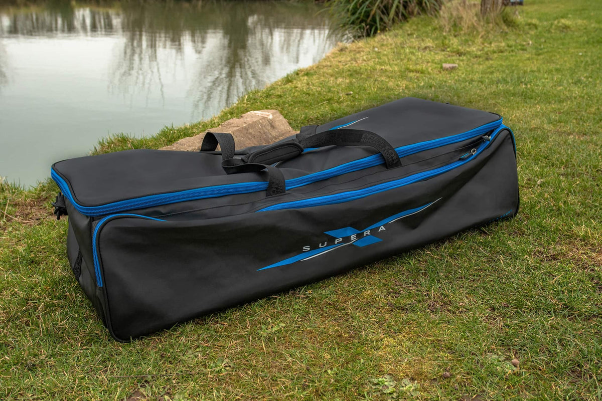 Preston Supera X Roller & Roost – langwerpige tas voor rollers naast de visvijver