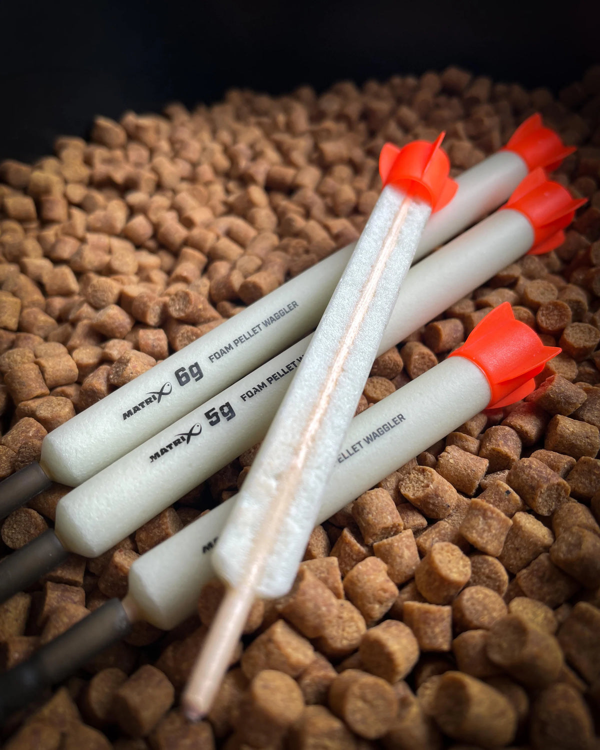 Matrix Foam Pellet Wagglers op een bed van pellets