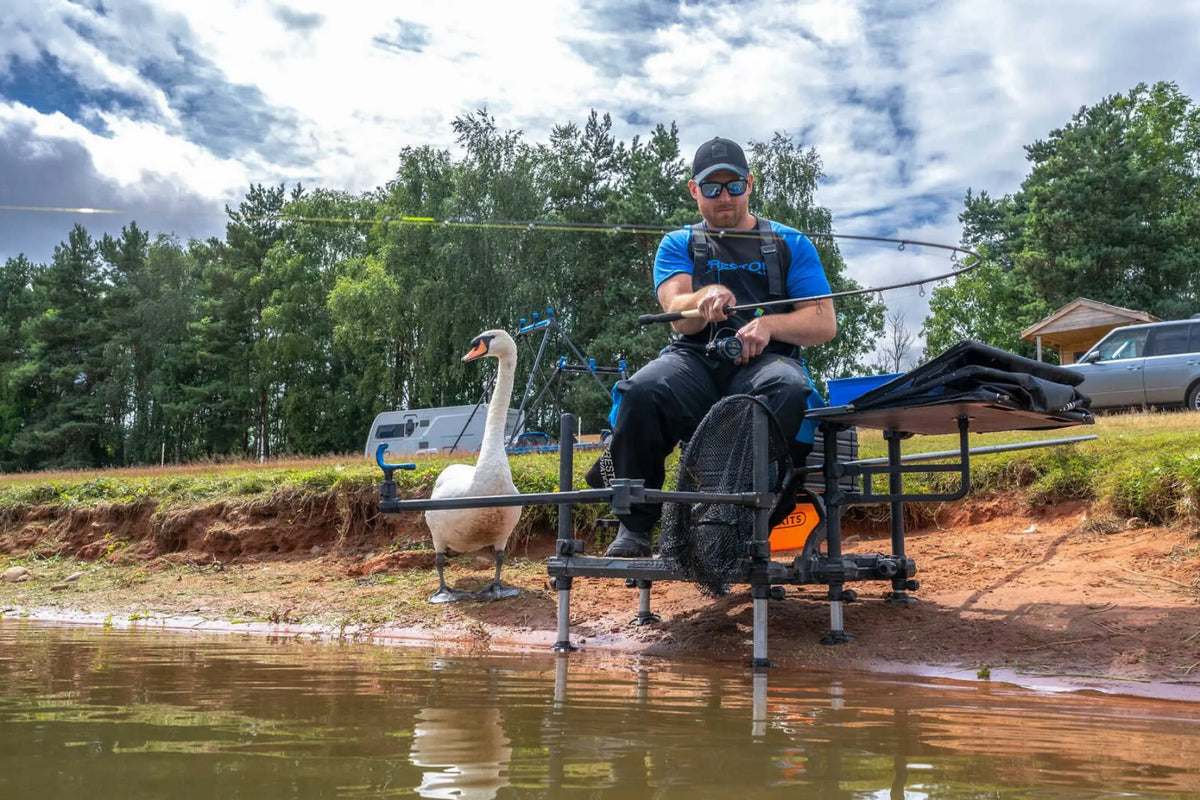 Visser met Preston Supera X Superlight feederhengels aan de waterkant