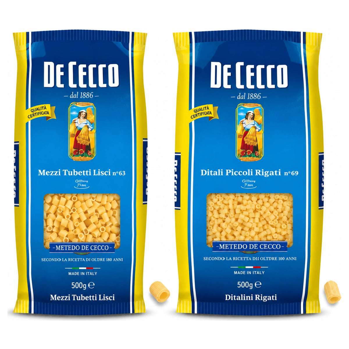 Twee blauw-gele De Cecco-pastaverpakkingen van 500g met vensters en twee losse pastastukjes