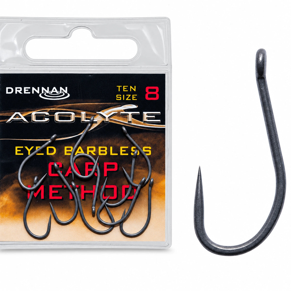 Drennan Acolyte Carp Method maat 8 verpakking met rode opdruk naast vergrote zwarte haak met oog en zonder weerhaak