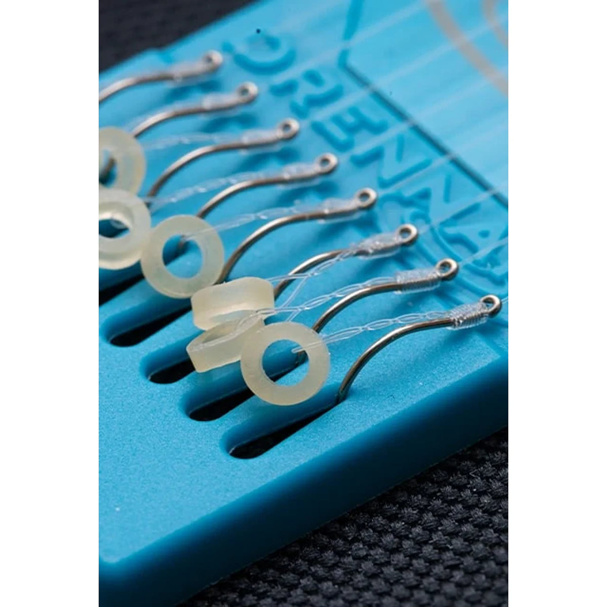 Drennan Carp Bandits Barbless Hooklengths – acht onderlijnen met bait bands op blauwe Hook Plate