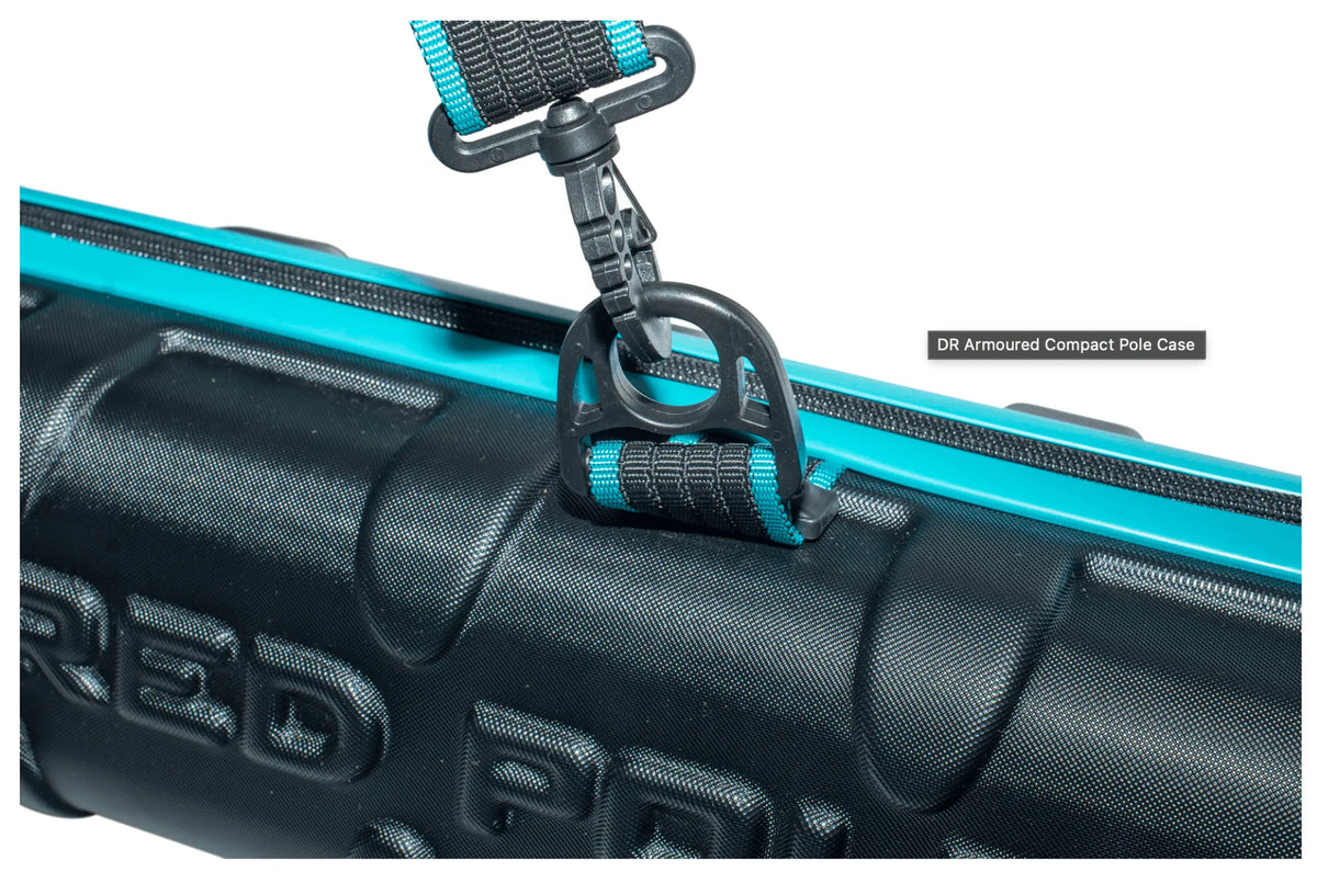 Detail van de draaibare schouderriemclip en bevestiging van de Drennan DR Armoured Compact Pole Case
