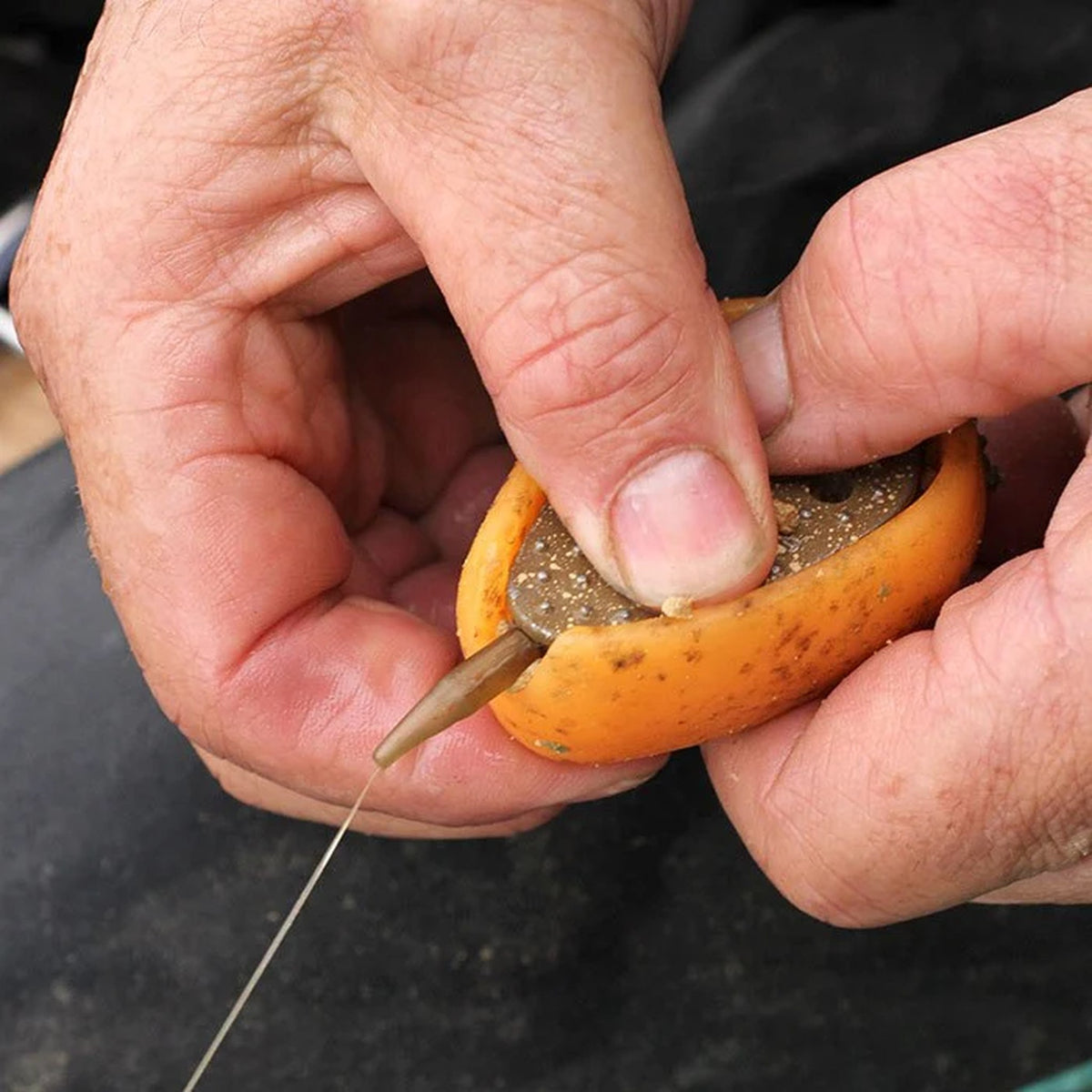 Drennan In-line Flat Method Feeder – gevulde mal aandrukken