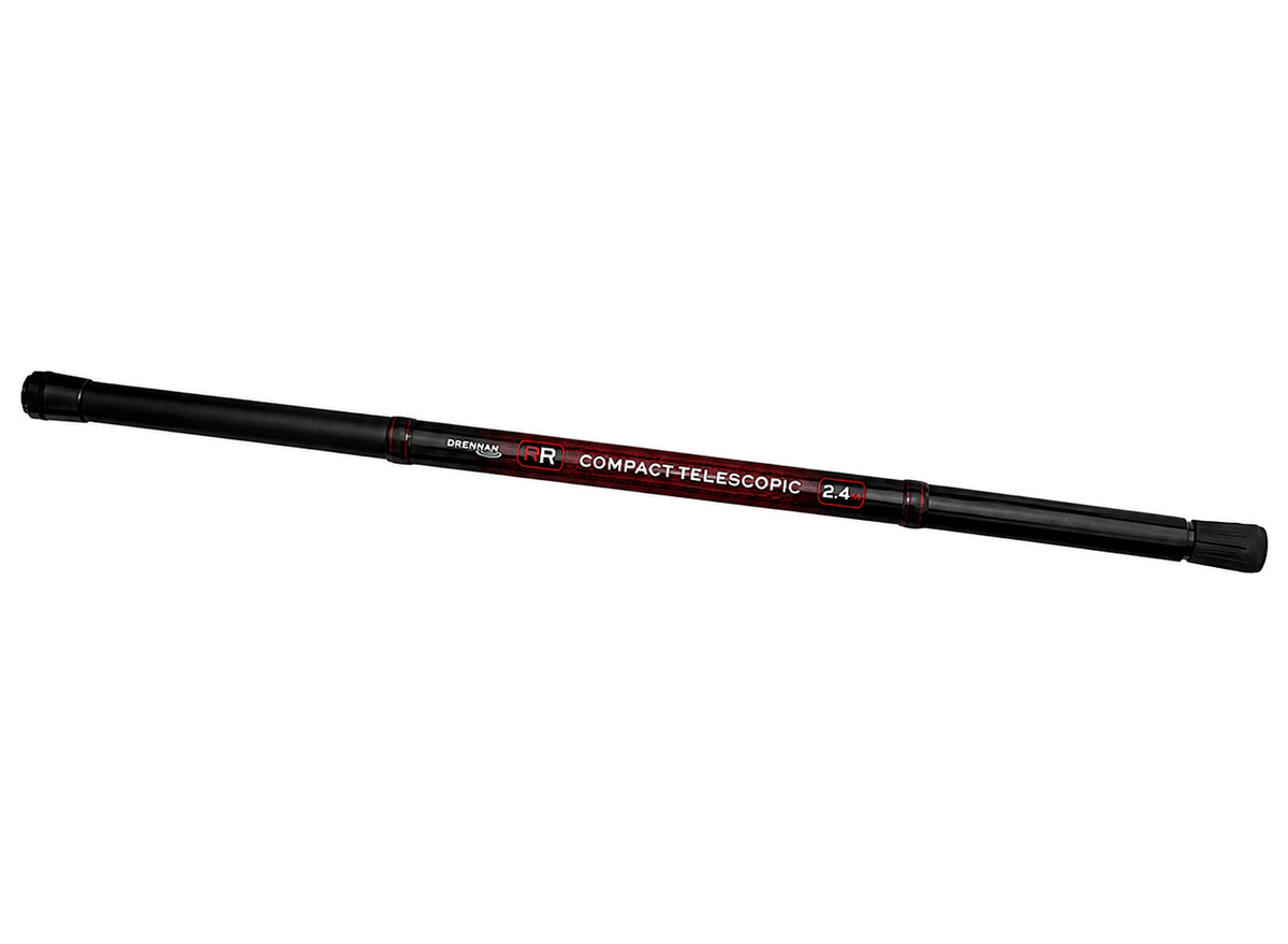 Drennan Red Range Compact Handle – volledig ingeschoven schepnetsteel met rode modelopdruk en beschermdop