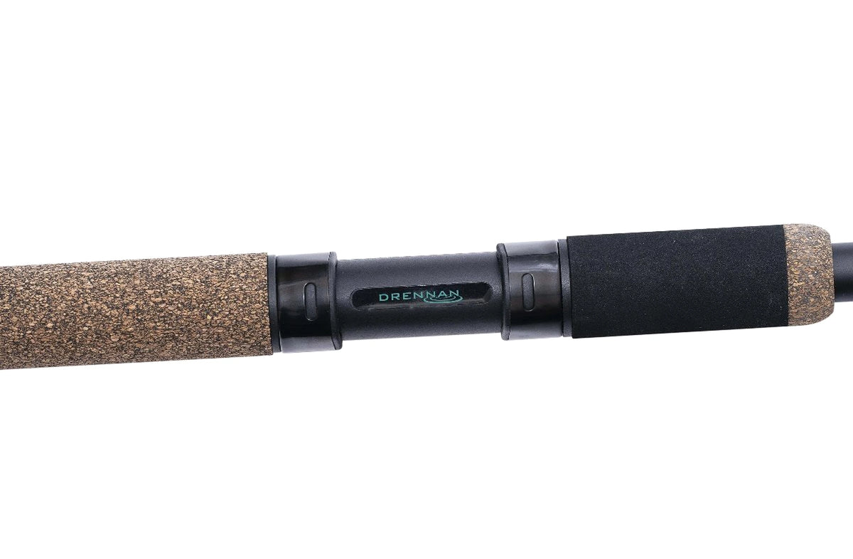 Drennan Vertex Distance Feeder – molenhouder tussen de kurken handgreep en zwarte EVA-greep