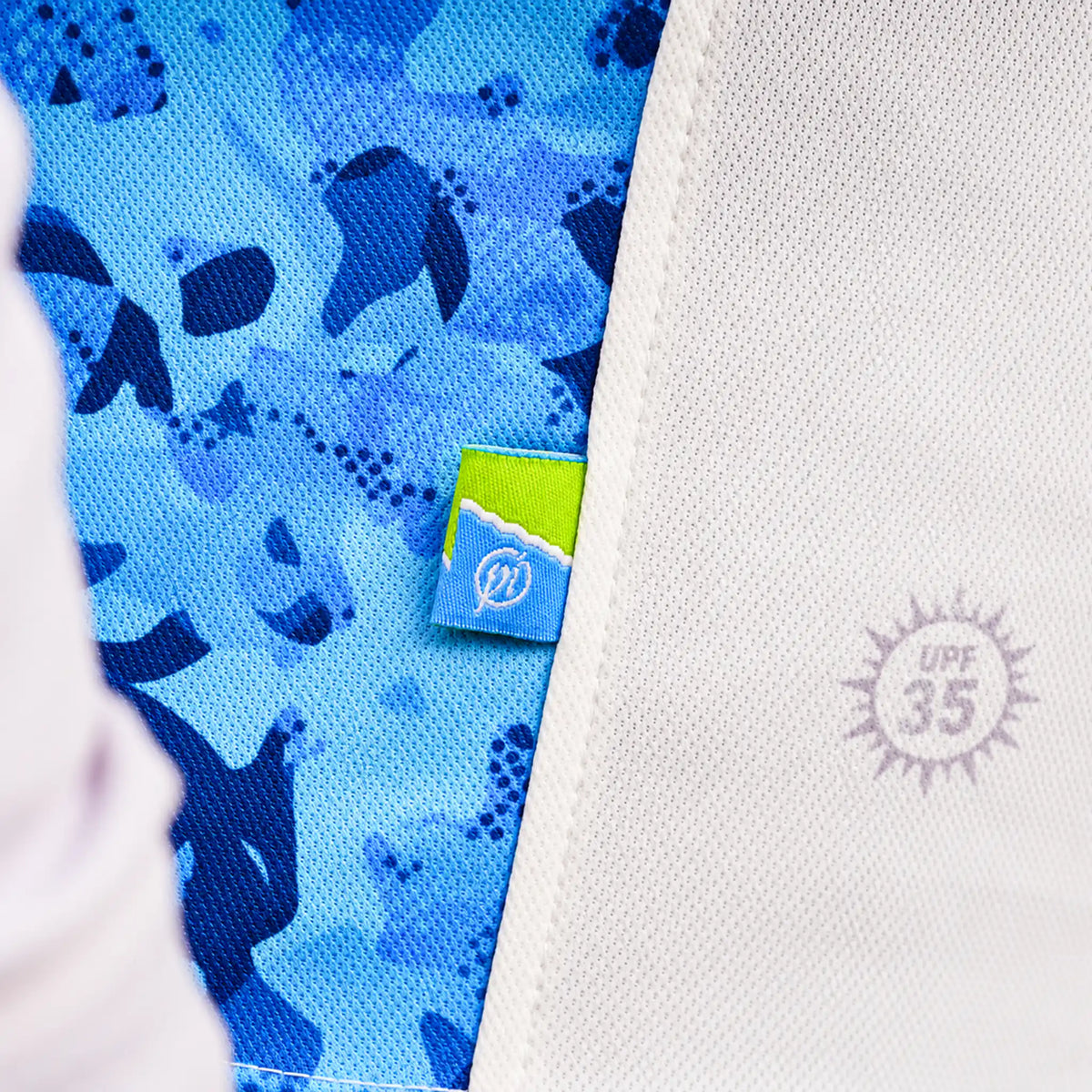 Preston Performance Hooded Sun Shirt UPF-40 – detail van stoflabel en UPF 35-markering