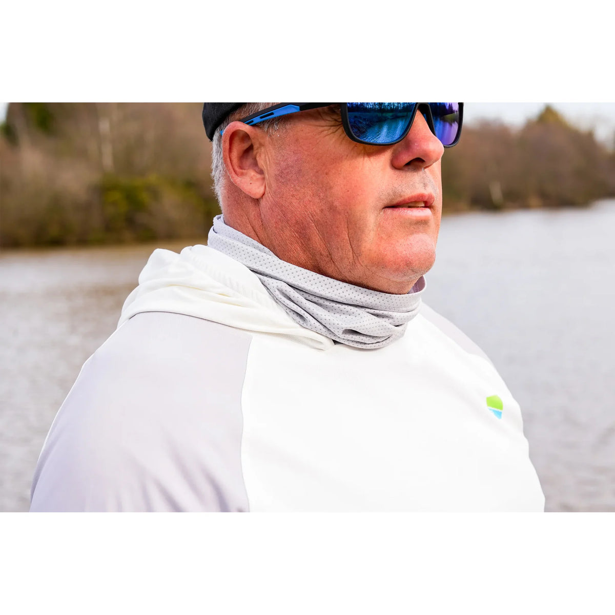 Preston Performance Hooded Sun Shirt UPF-40 – gedragen bij het water, detail van kap en gaiter