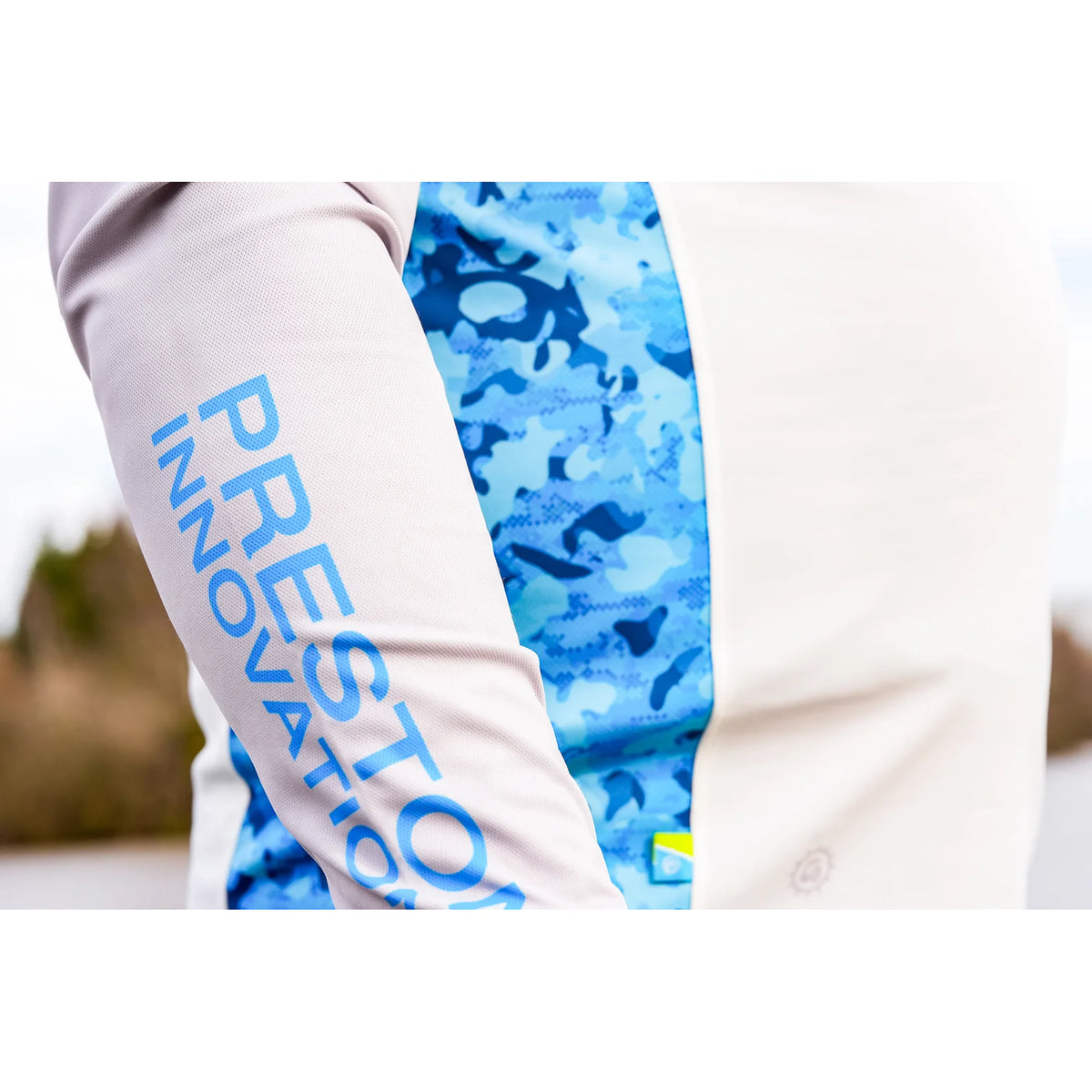 Preston Performance Hooded Sun Shirt UPF-40 – gedragen bij het water, detail van mouw en zijpaneel