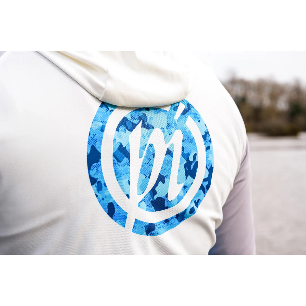 Preston Performance Hooded Sun Shirt UPF-40 – gedragen bij het water, detail van ruglogo