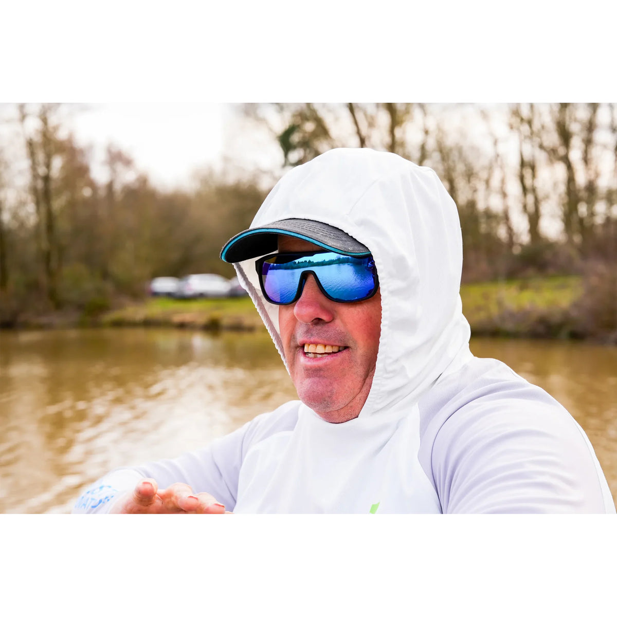 Preston Performance Hooded Sun Shirt UPF-40 – gedragen bij het water met opgezetten kap