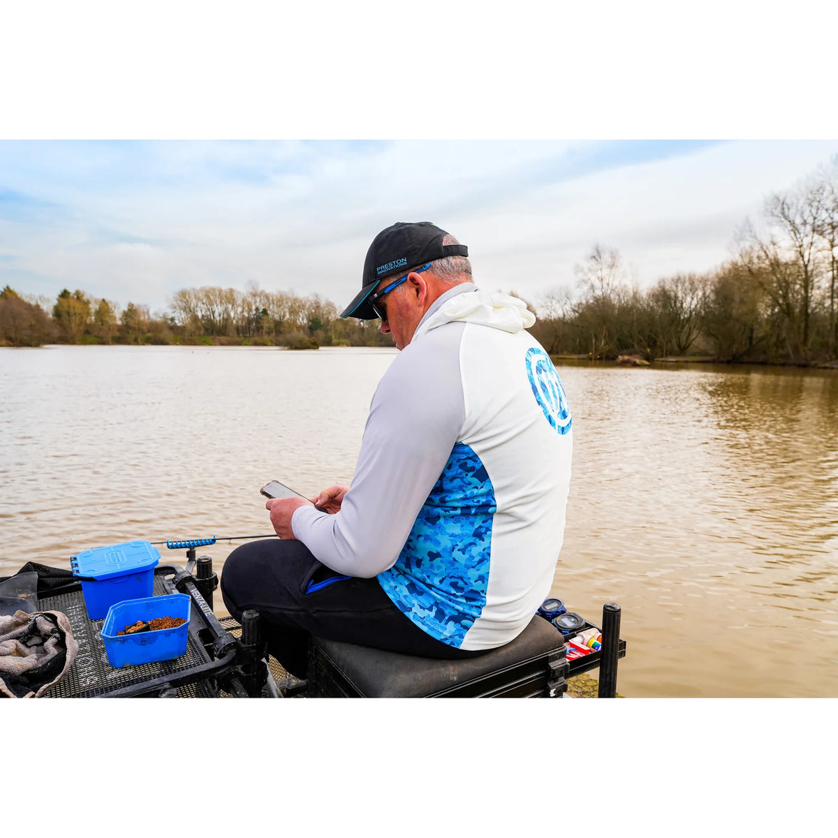 Preston Performance Hooded Sun Shirt UPF-40 – gedragen aan de waterkant, zij- en achteraanzicht