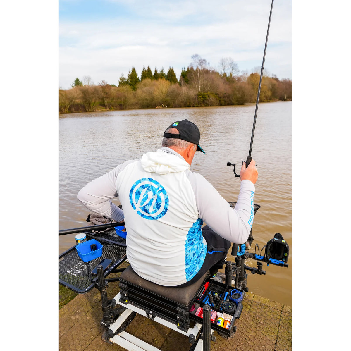 Preston Performance Hooded Sun Shirt UPF-40 – gedragen tijdens het vissen, achteraanzicht