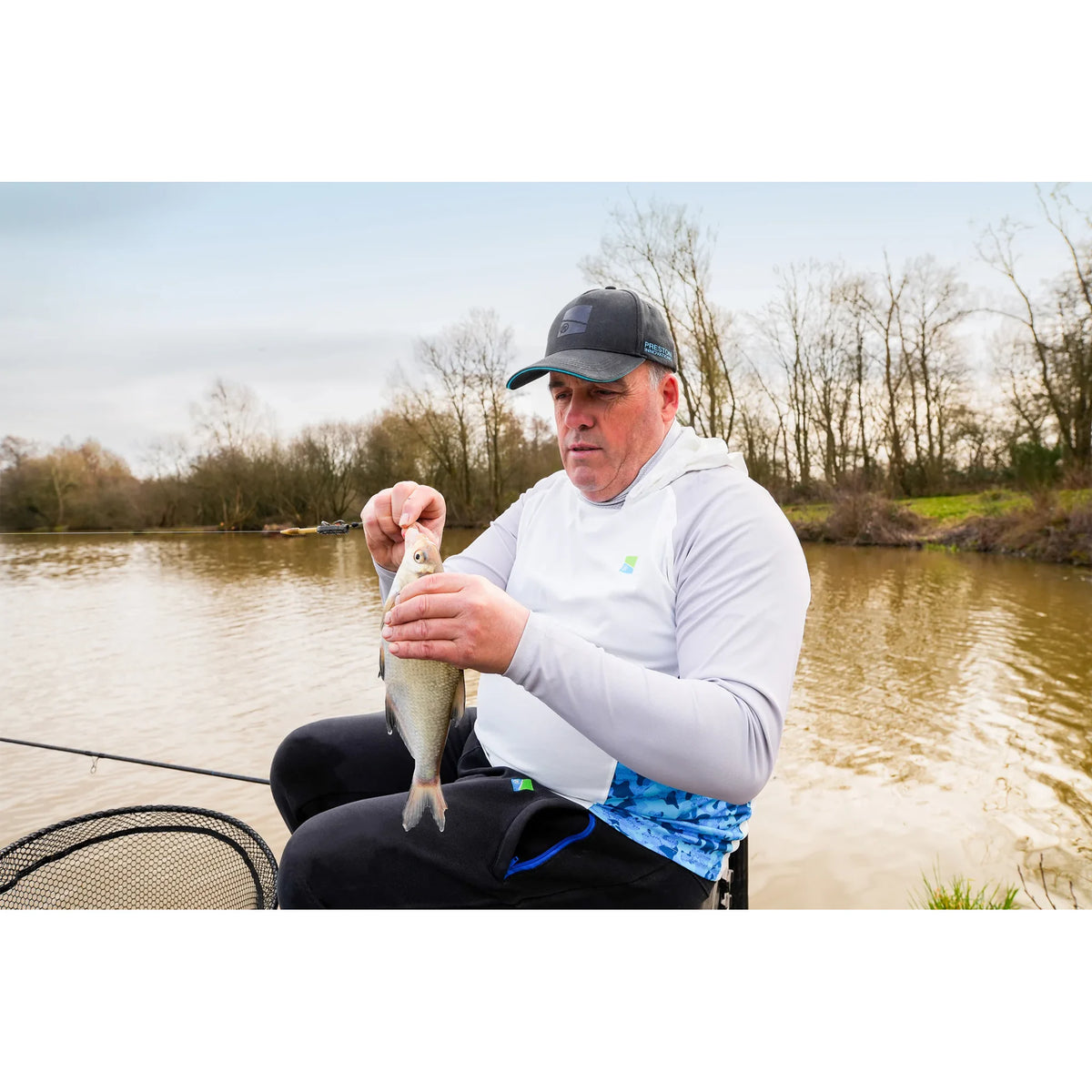 Preston Performance Hooded Sun Shirt UPF-40 – gedragen aan de waterkant met gevangen vis