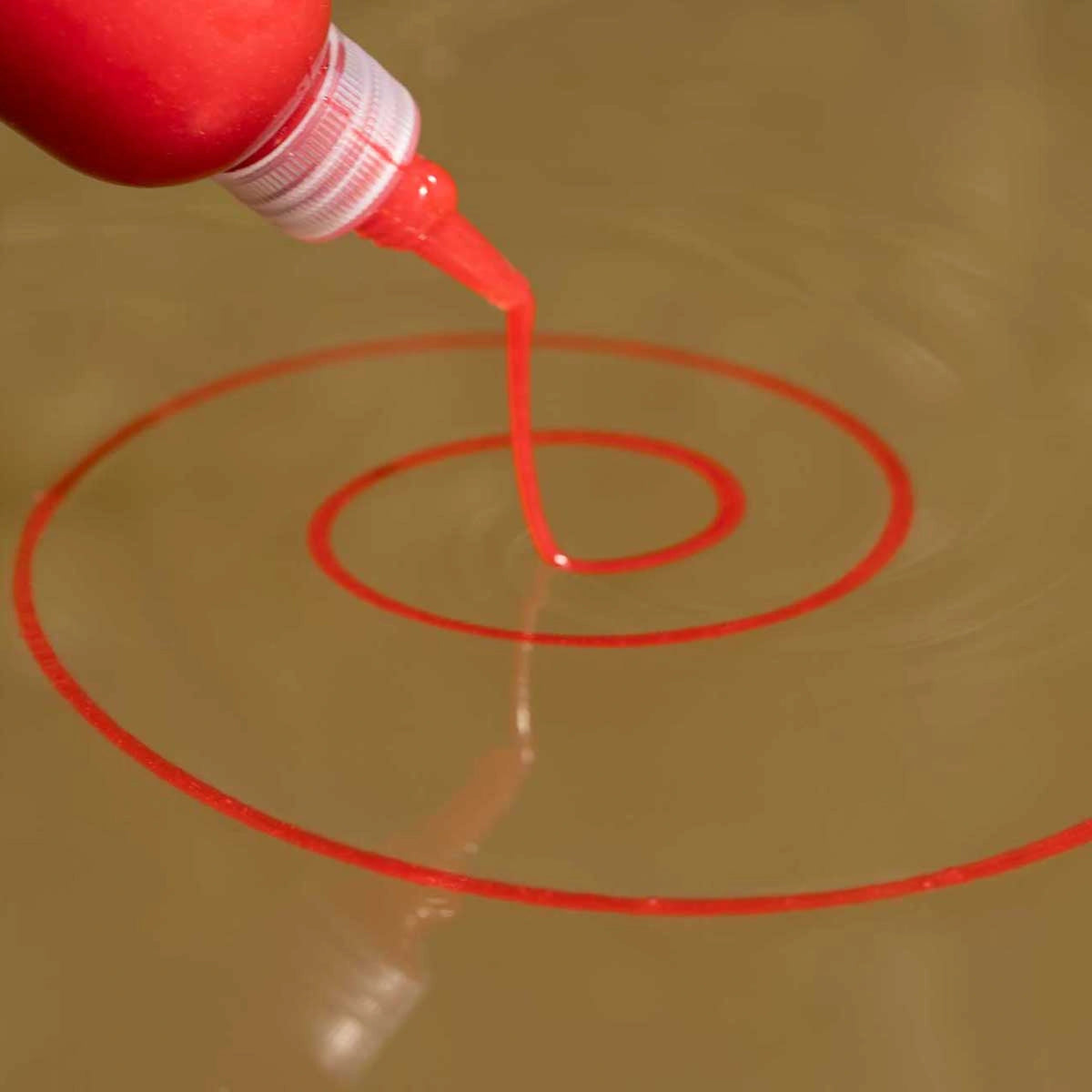 Fjuka Powerfully Thick Sensate Original Red wordt uit de fles gedoseerd