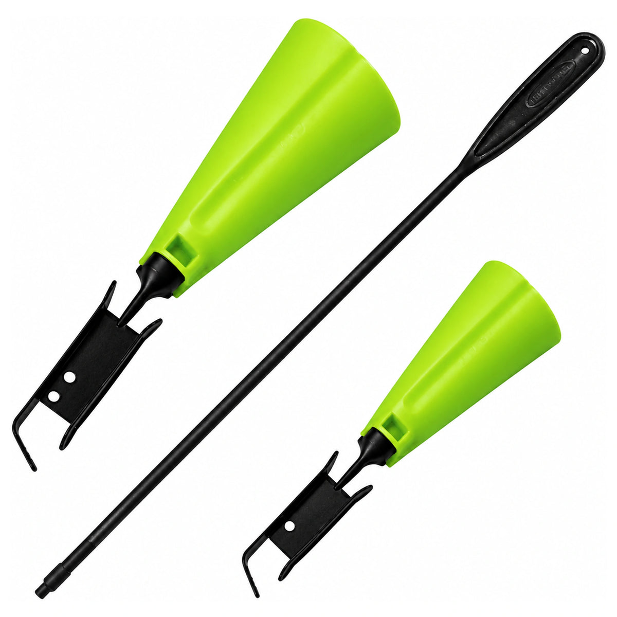 Twee groene Fun Fishing-elastiekkegels met zwarte windingdelen en een lange zwarte trekstang, diagonaal gelegd
