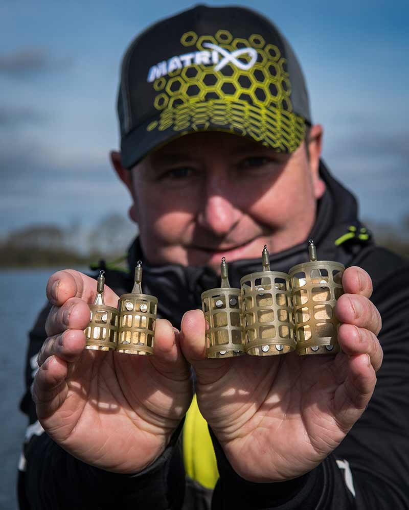 PLASTIC CAGE FEEDERS