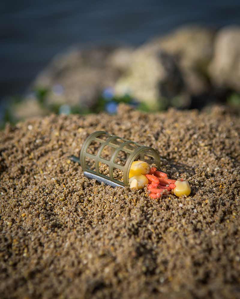 PLASTIC CAGE FEEDERS